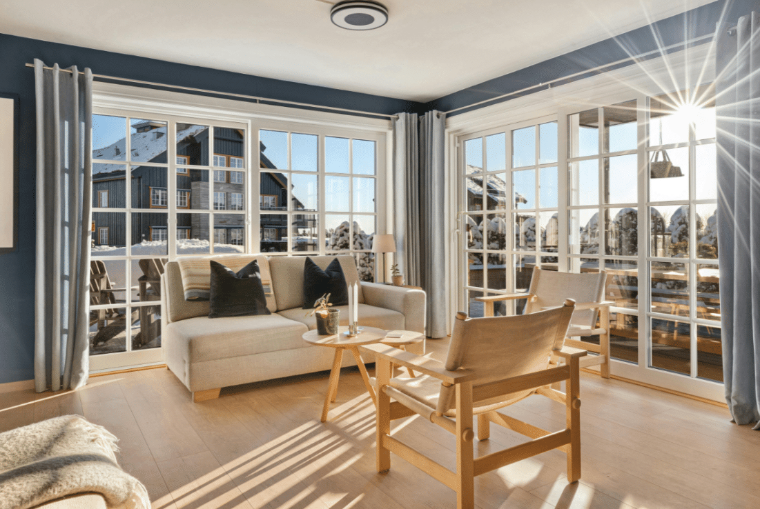 Ljust vardagsrum med stora rena fönster efter professionell fönsterputs